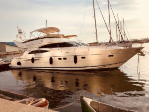 What is the difference between inspected and uninspected yacht charters