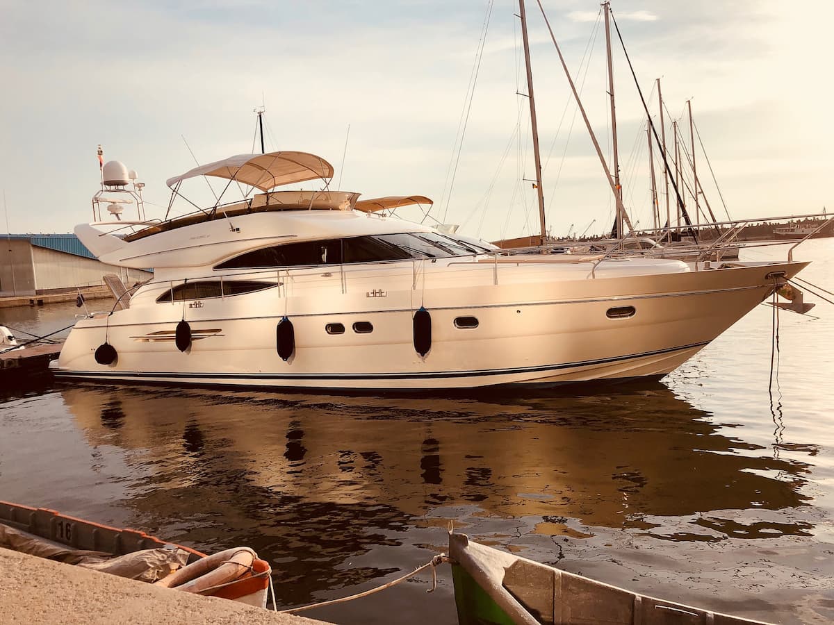 What is the difference between inspected and uninspected yacht charters